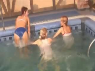 Kuszący lezboes w the pływanie basen