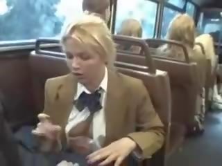 Cô gái tóc vàng bé hút á châu chàng trai johnson trên các xe buýt