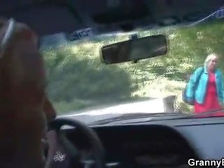 Régi prostituált jelentkeznek szögezték -ban a autó által egy idegen