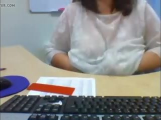 Web kamera sekretaris flashes her heavy hangers in the kantor